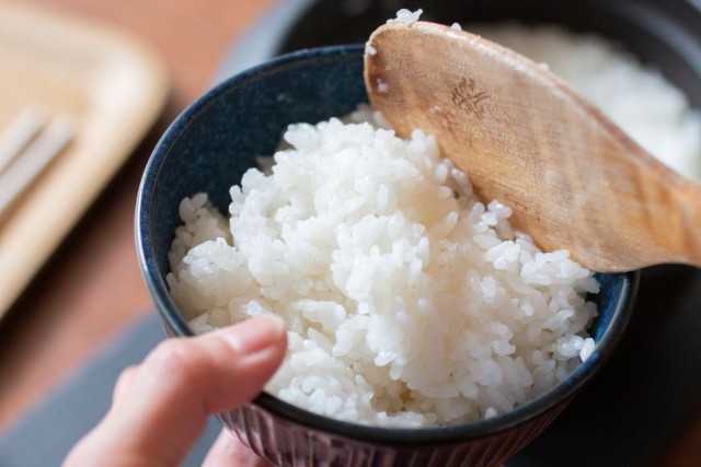 白米をお茶碗に盛る