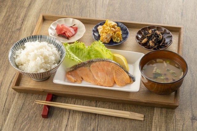 鮭がメインの朝食
