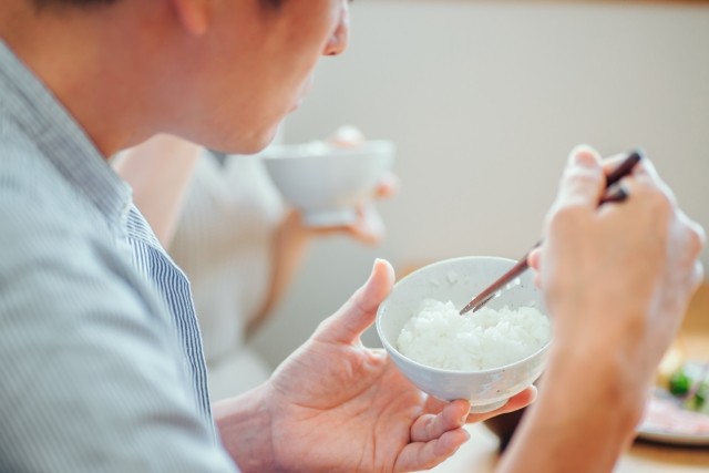 白米を食べる男性