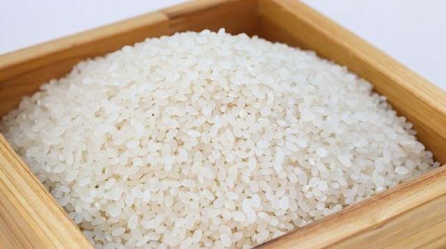 桝に入ったたくさんのお米
