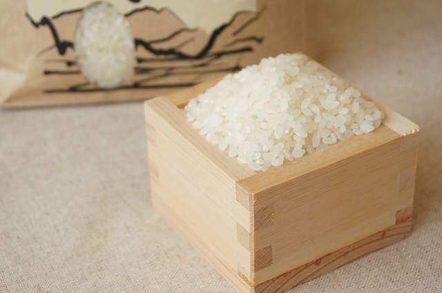 升に山盛りの米