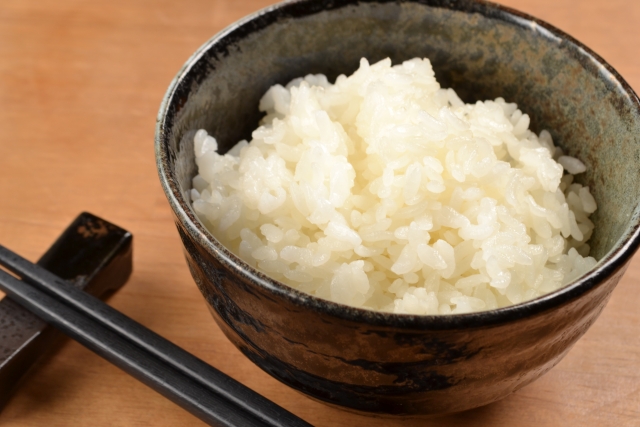 陶器のお茶碗に盛られたご飯とお箸