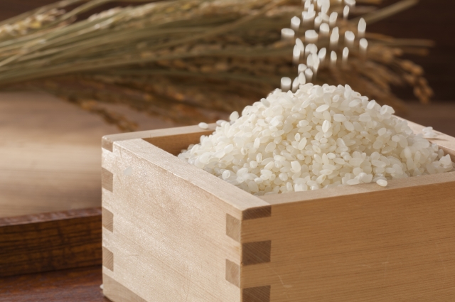 升に注がれるお米と稲