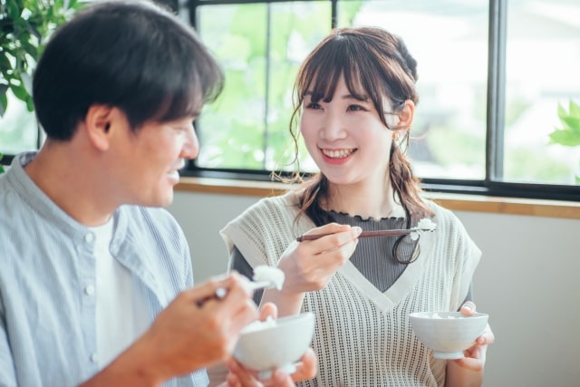 ご飯を食べる男女