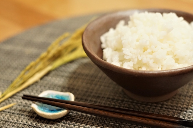 茶色の陶器に盛られたご飯