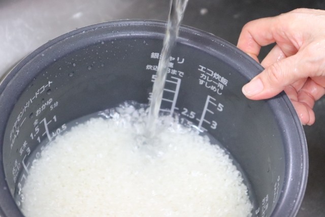 炊飯器の内釜でお米を洗う