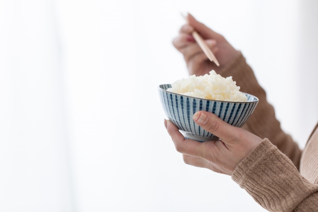 お米を食べる女性